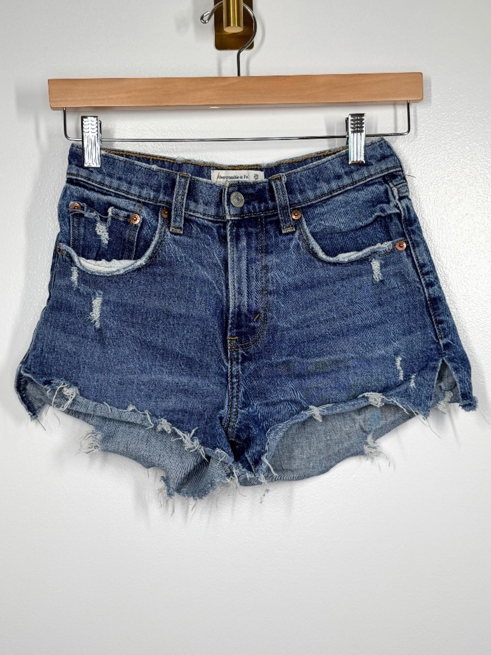 Abercrombie & Fitch, The Mom Short Mid Rise, Curve Love Distressed 25 / 0